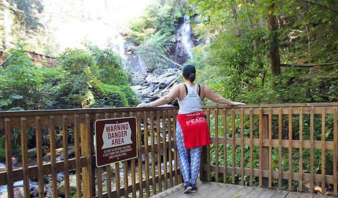 Caroline Eubanks perseguindo cachoeiras em Helena, Geórgia