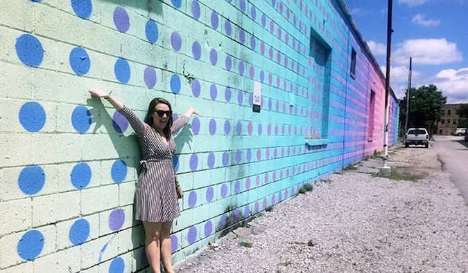 Caroline Eubanks em frente a murais em Chattanooga, Tennessee