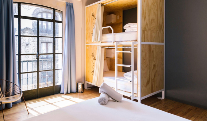 Um dos belos dormitórios com beliches de madeira do albergue Casa Pepe, na Cidade do México.