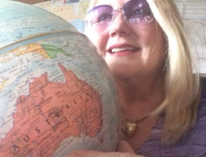 Diana, uma idosa viajante canadense segurando um globo colorido