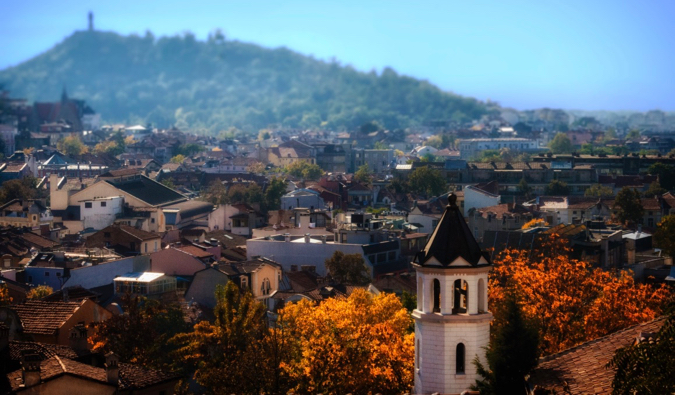 Cidade colorida de Plovdiv na Bulgária, cercada por colinas