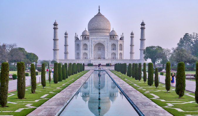 Fotografia clássica de Taj Mahal em um dia ensolarado brilhante na Índia