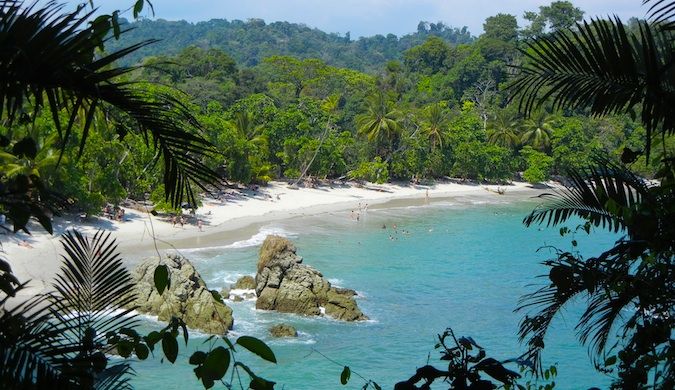 Praia deslumbrante e selva exuberante na costa da Costa Rica