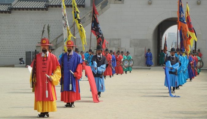 Pessoas com roupas coloridas tradicionais caminham pela cidade na Coreia do Sul