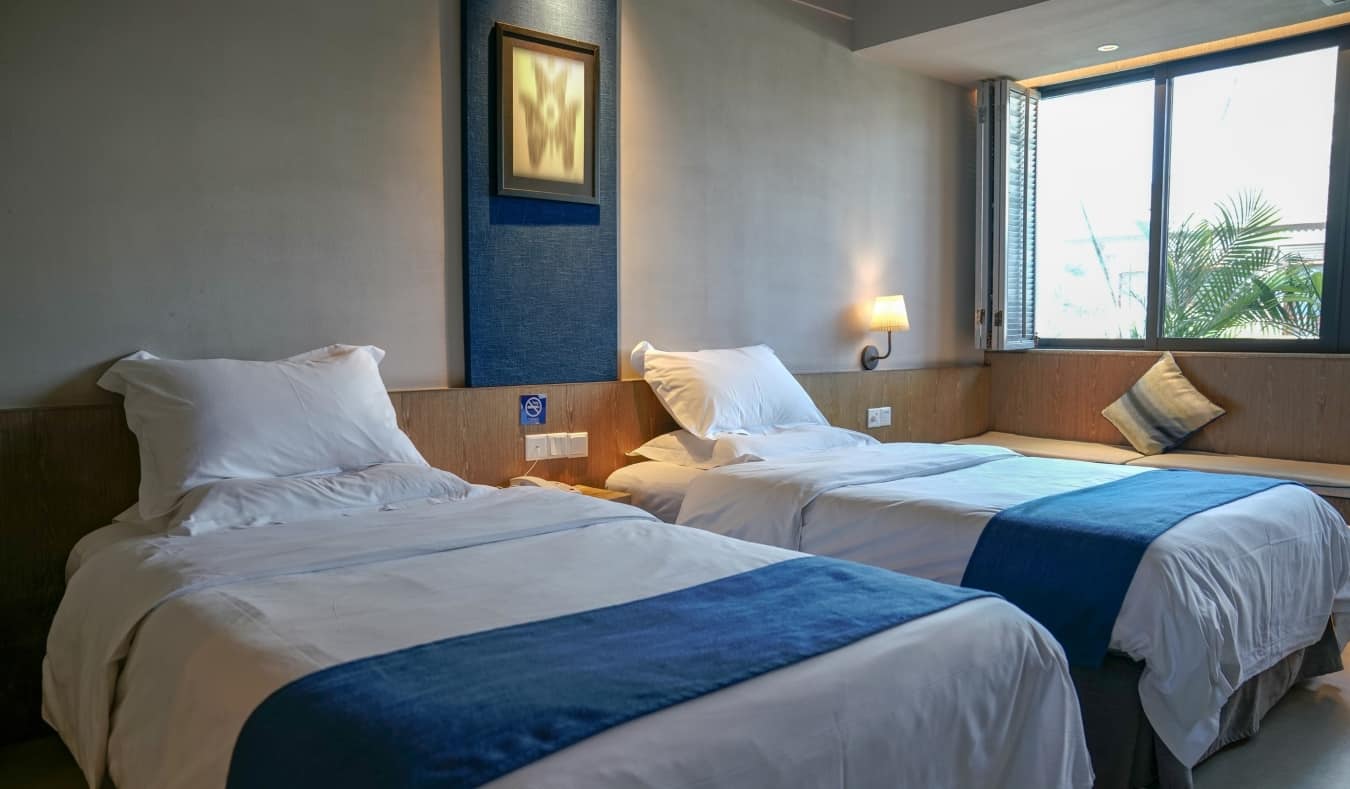 Quarto de hotel aconchegante com duas camas
