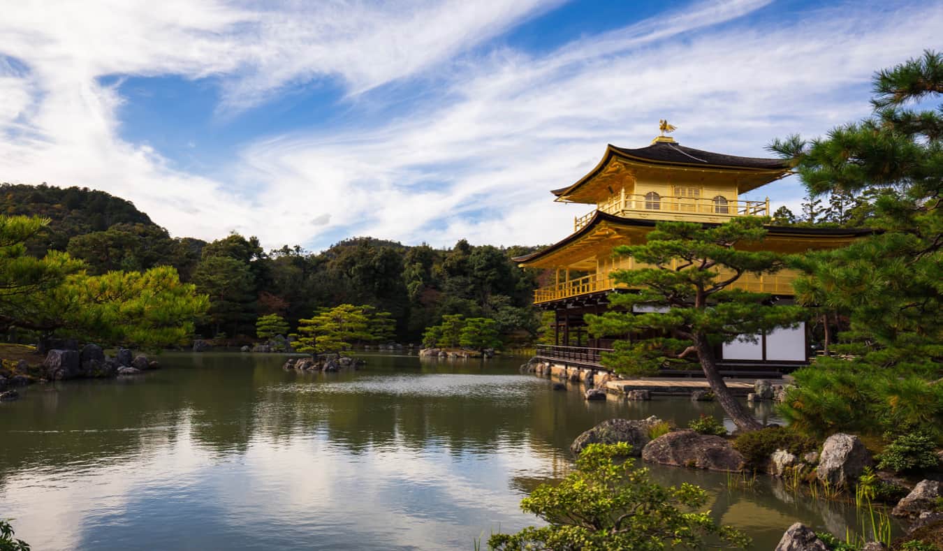 Pavilhão de ouro no Japão em um dia brilhante de verão
