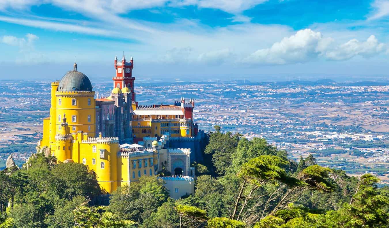 Construção histórica colorida nas colinas exuberantes de Portugal