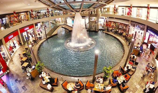 Um movimentado shopping subterrâneo em Singapura