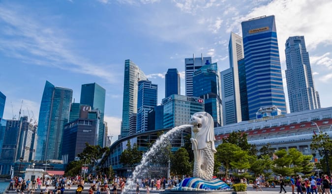 A famosa fonte Merlion branca na movimentada Singapura