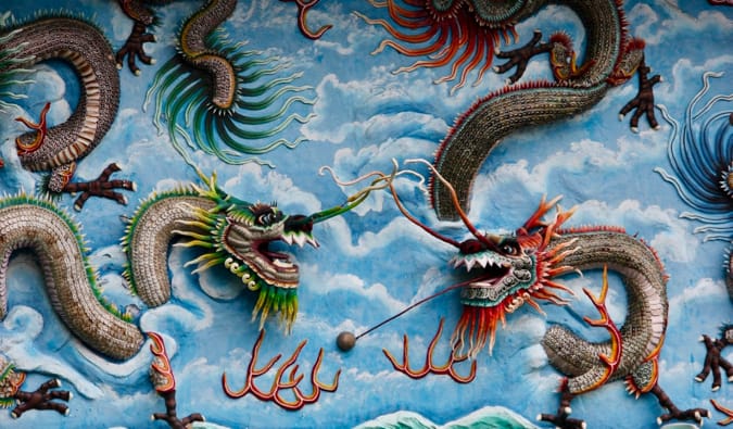 Obras de arte do dragão na Haw Par Villa em Cingapura