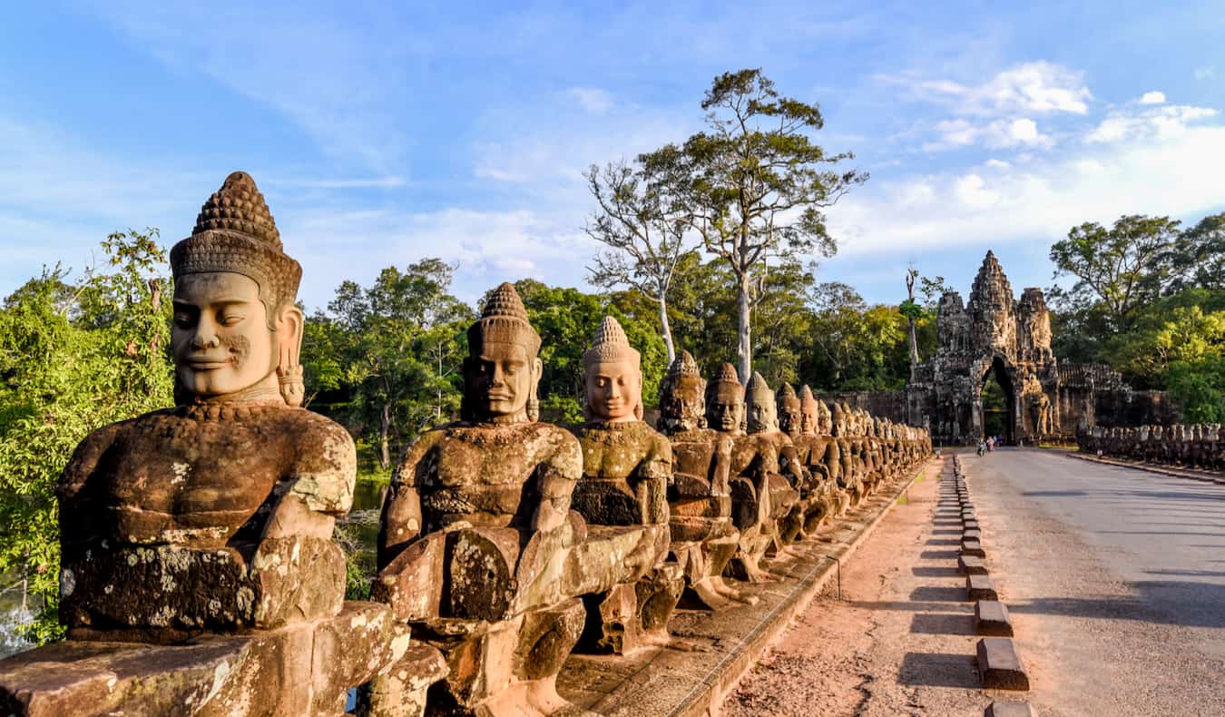Relíquias budistas antigas em um lugar histórico no lindo Camboja