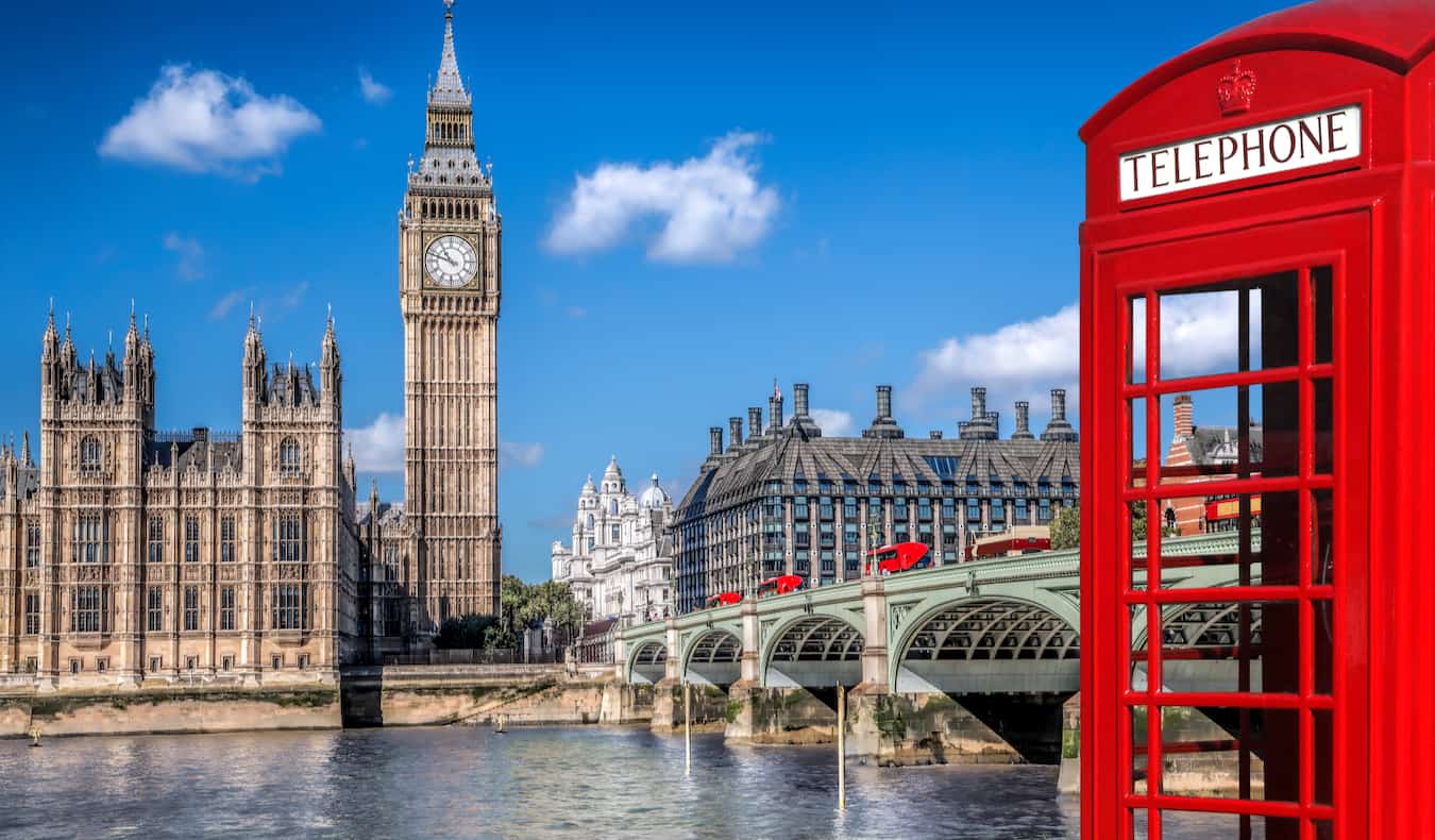 Palácio de Buckingham e cabine telefônica vermelha clássica em Londres, Inglaterra