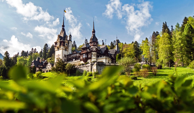 Um dos muitos castelos históricos e pitorescos da Transilvânia, Romênia