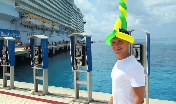 Nomad Matt em um cruzeiro no mar do Caribe em um chapéu engraçado com um balão