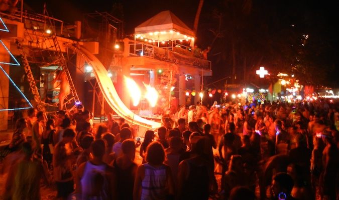 Crazy Fiery Sign e multidões de jovens turistas de Bacpekers na Tailândia em uma festa em homenagem à lua cheia