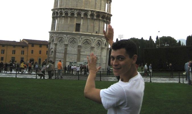 Matt finge manter a torre Pizan na Itália