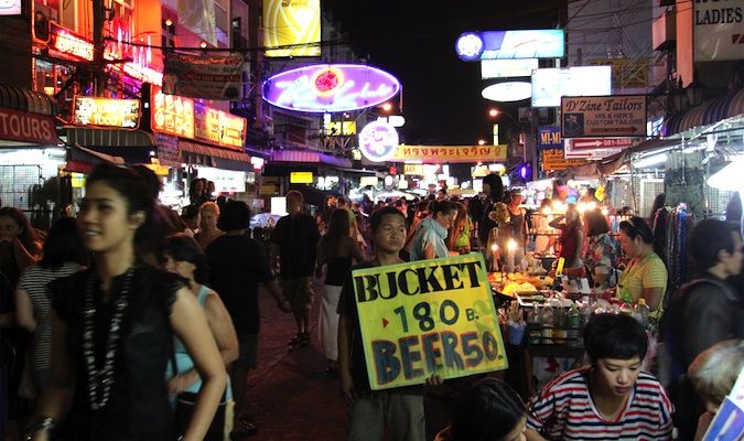 Multidões de turistas na Khao San Road Street em Bangkok, Tailândia
