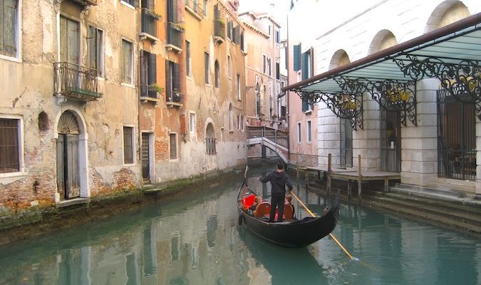 Magnífico gôndola com turistas nos canais de Veneza, Itália
