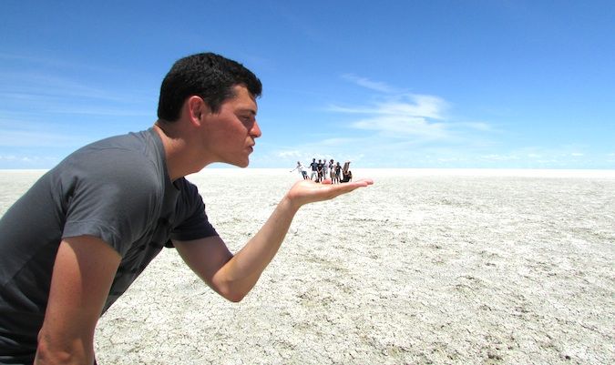 Nomad Matt e Friends-Travelers posam como turistas em uma planície de sal