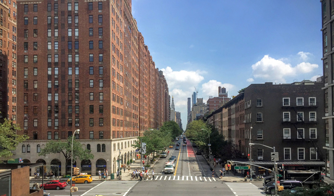 Vista da Chelze Street em Nova York com uma rua vazia em um dia de verão