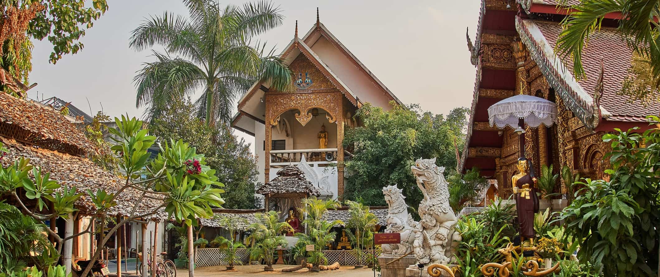 Um dos muitos templos budistas históricos incríveis em Chiangmai, Tailândia