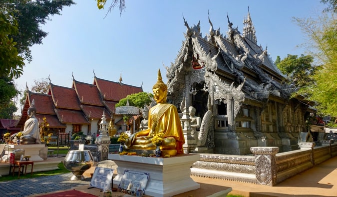 Um pequeno templo em Chiangmai, Tailândia, em um dia ensolarado