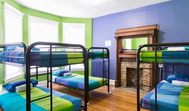 Salas puras e coloridas do albergue de Wrigley Hostel em Chicago, EUA