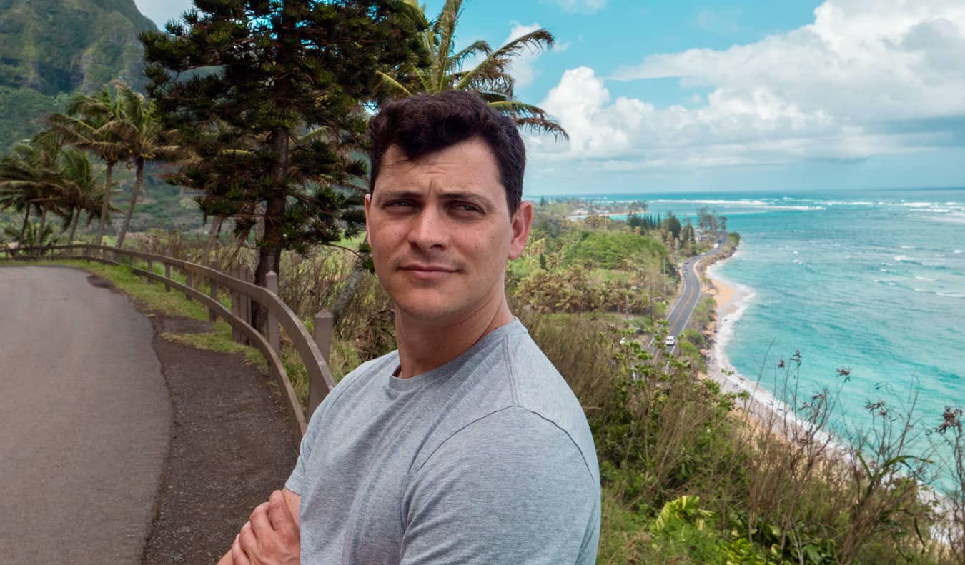 O Nomad Matt posa para uma foto em uma estrada sinuosa no Havaí