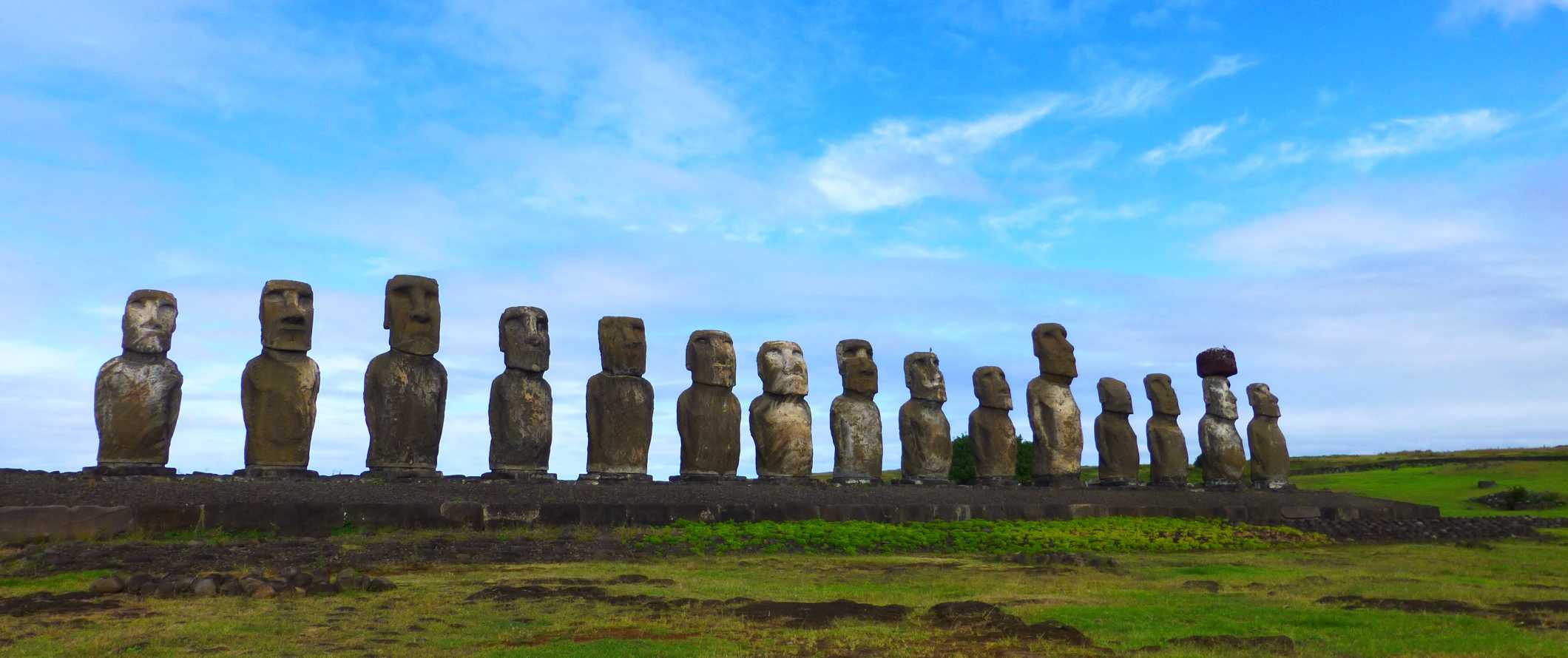 Cabeças de pedra gigantes alinhadas um ao lado do outro na ilha de Páscoa na costa do Chile