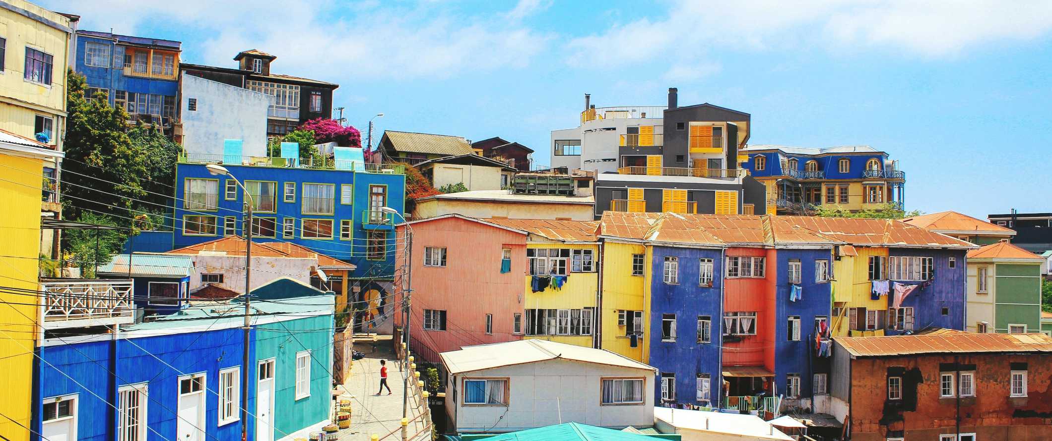 Edifícios coloridos na cidade de Valparaíso, Chile