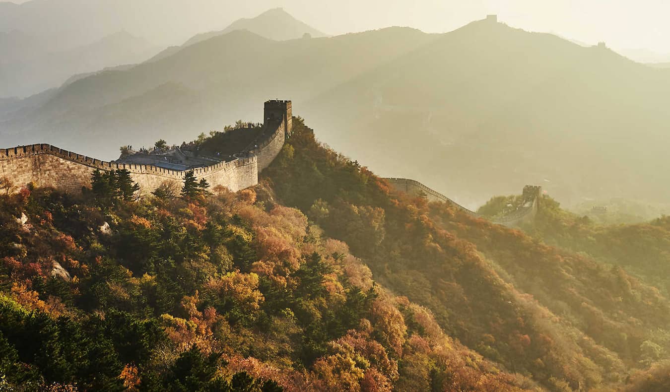 A famosa grande parede chinesa que se estende sobre a paisagem