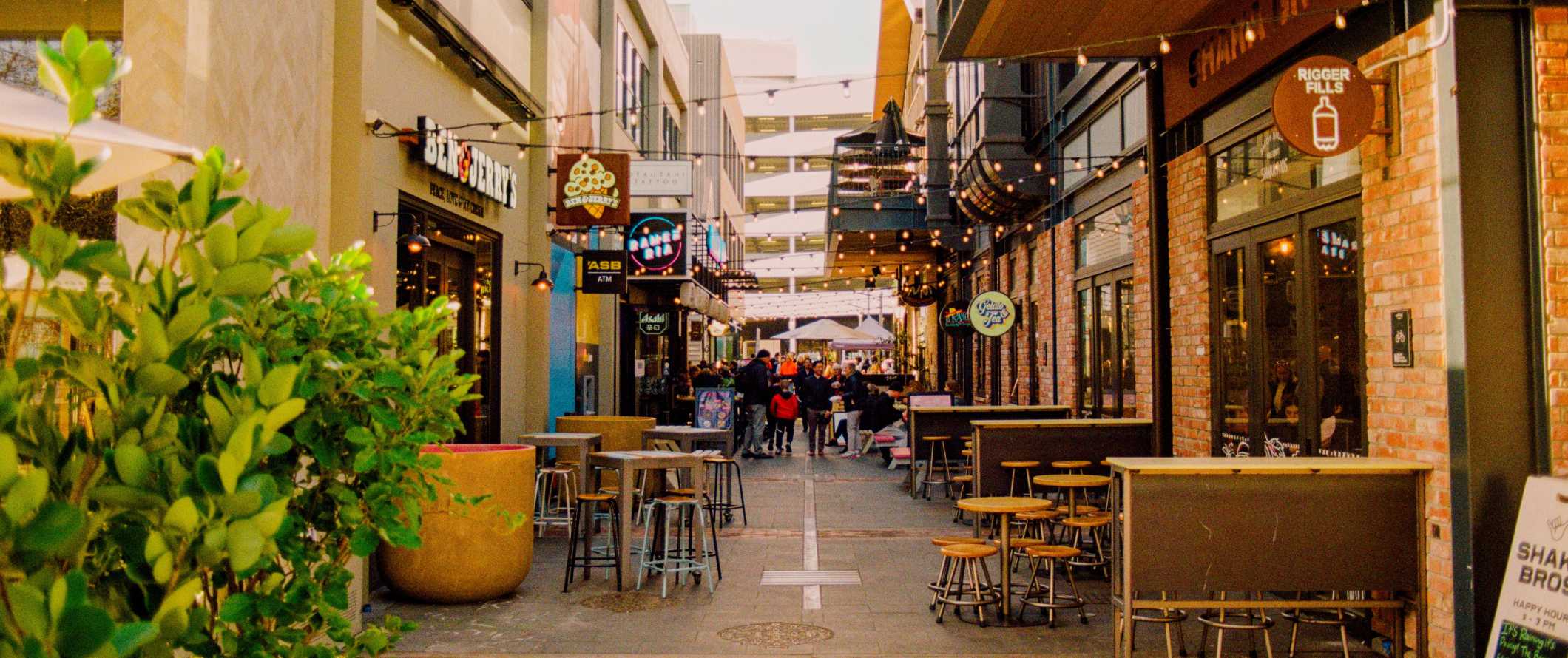 Rua pedestre com restaurantes ao ar livre em Christchurch, Nova Zelândia.