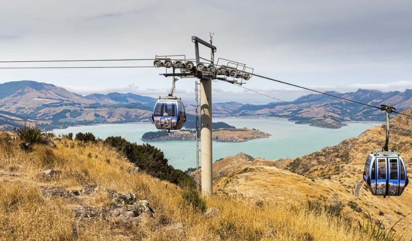 Gondols contra o cenário de lagos e montanhas em Kraistcher, Nova Zelândia