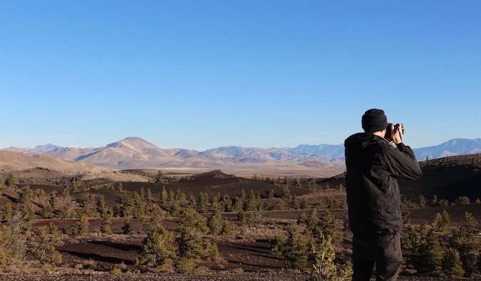 O viajante vegano Chris Oldfield tira fotos em um parque nacional nos EUA