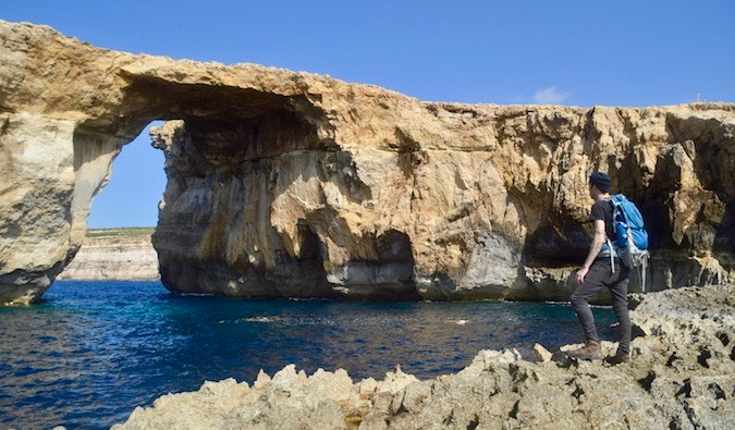 O viajante vegano Chris Oldfield na Janela Azul em Malta