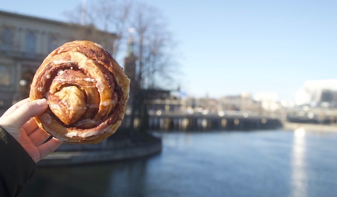Pão de canela vegano em Estocolmo, Suécia