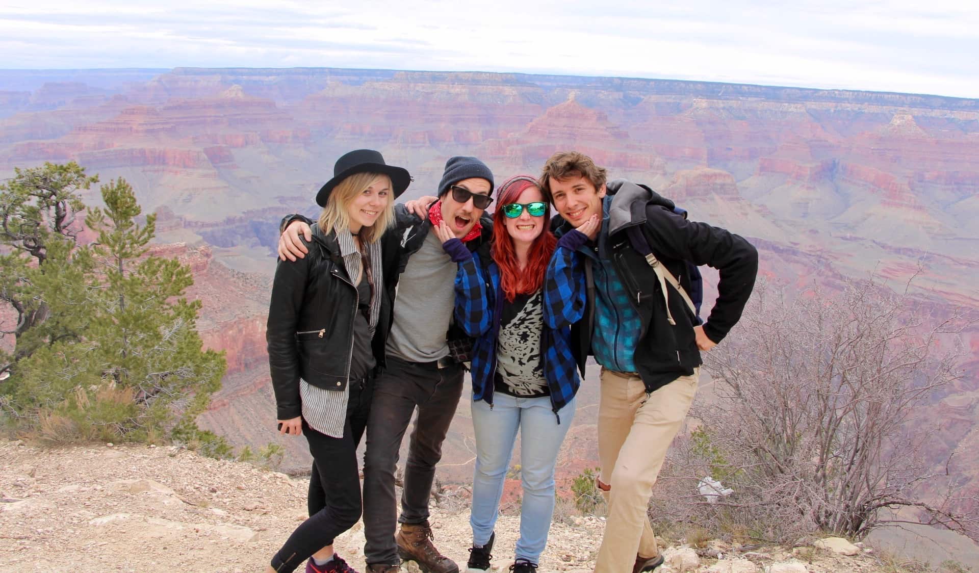 Um grupo de viajantes posa para uma foto no Grand Canyon, nos EUA