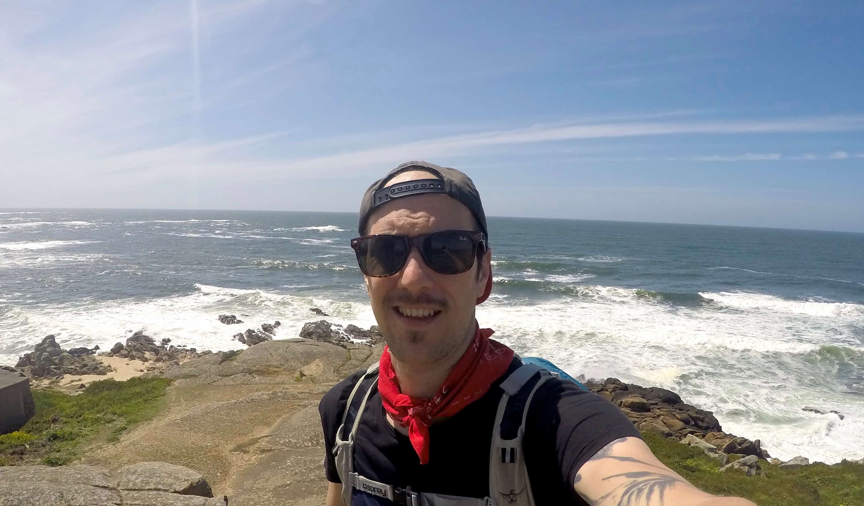 Chris Oldfield, caminhante vegano, posa durante o Caminho em Portugal