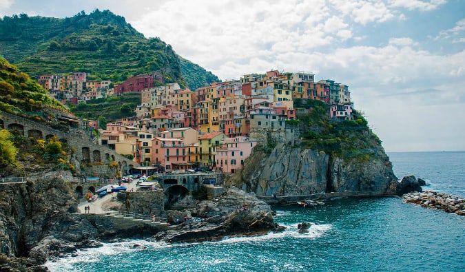 Casas multicoloridas ao longo da costa de Chinkwe-Terre na Itália