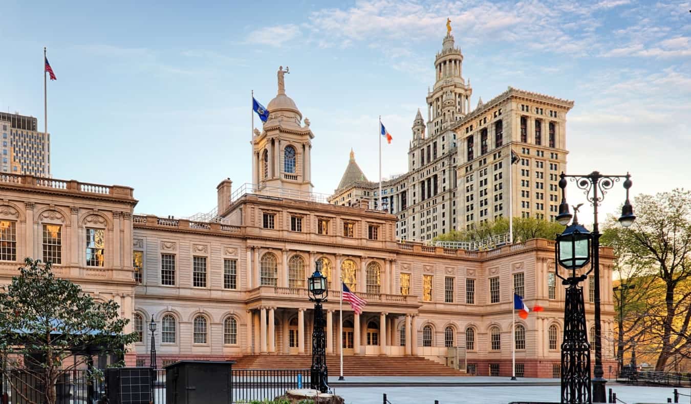 Prefeitura histórica ao pôr do sol em Nova York, EUA