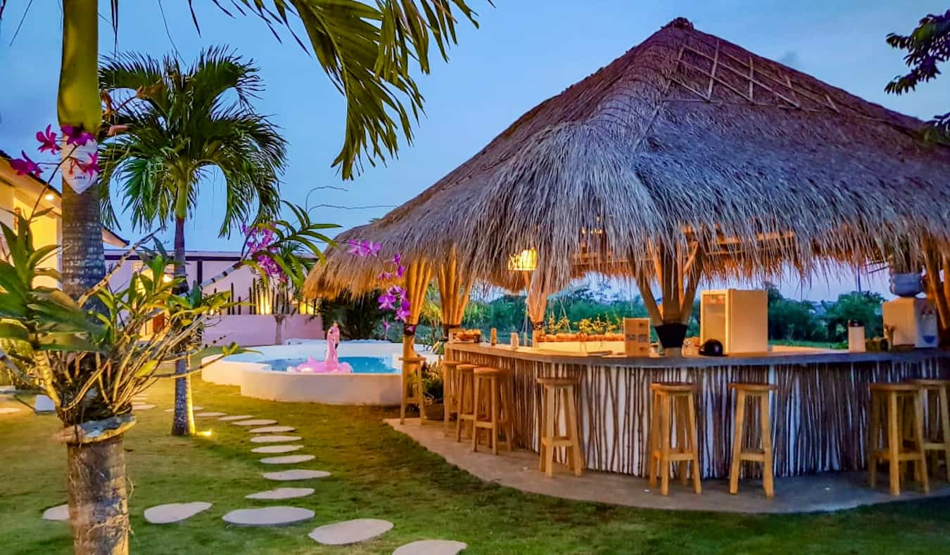 Piscina aberta e um pequeno bar em um dia ensolarado no albergue clandestino em Kanggu, Bali