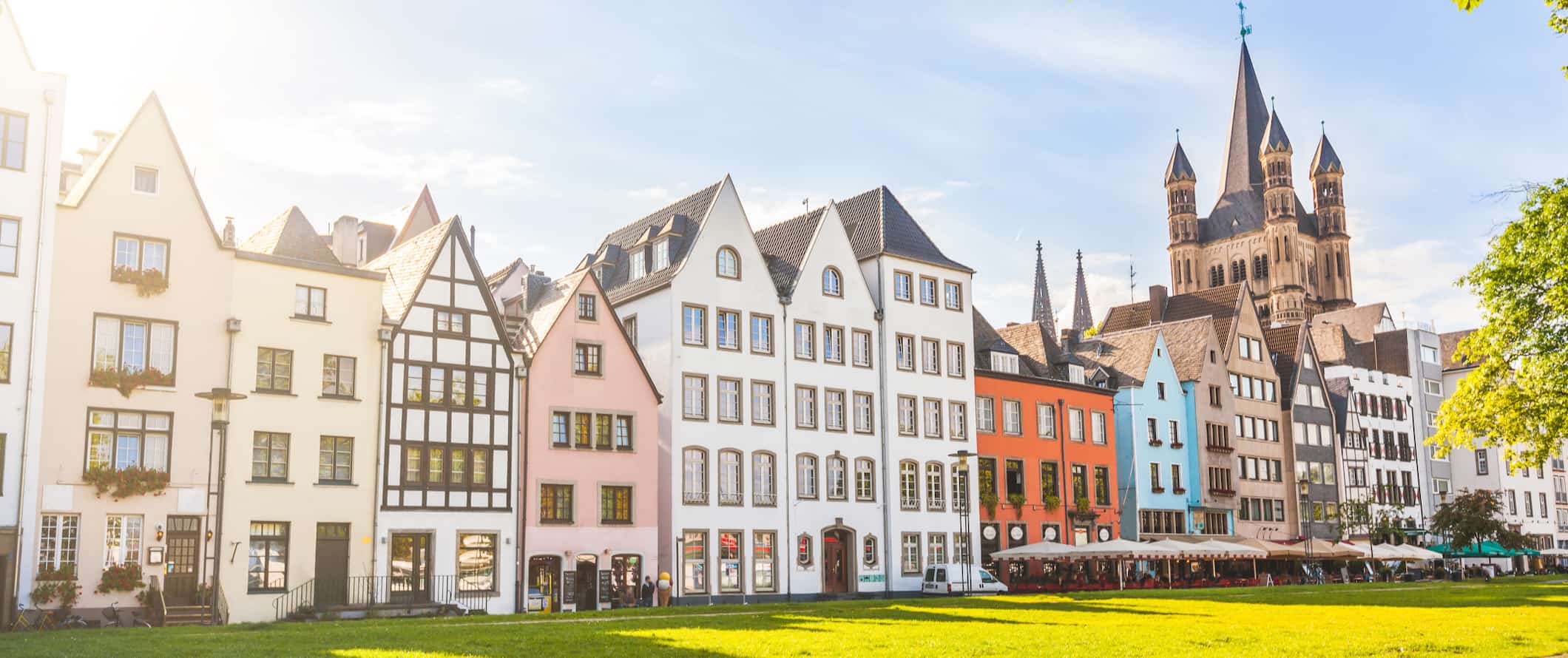 Fila de casas antigas coloridas na ensolarada Colônia, Alemanha