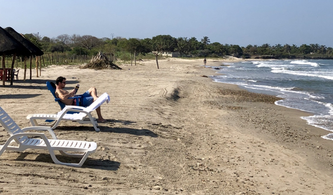 Praia com dois turistas relaxando em um dia ensolarado em Cartagena