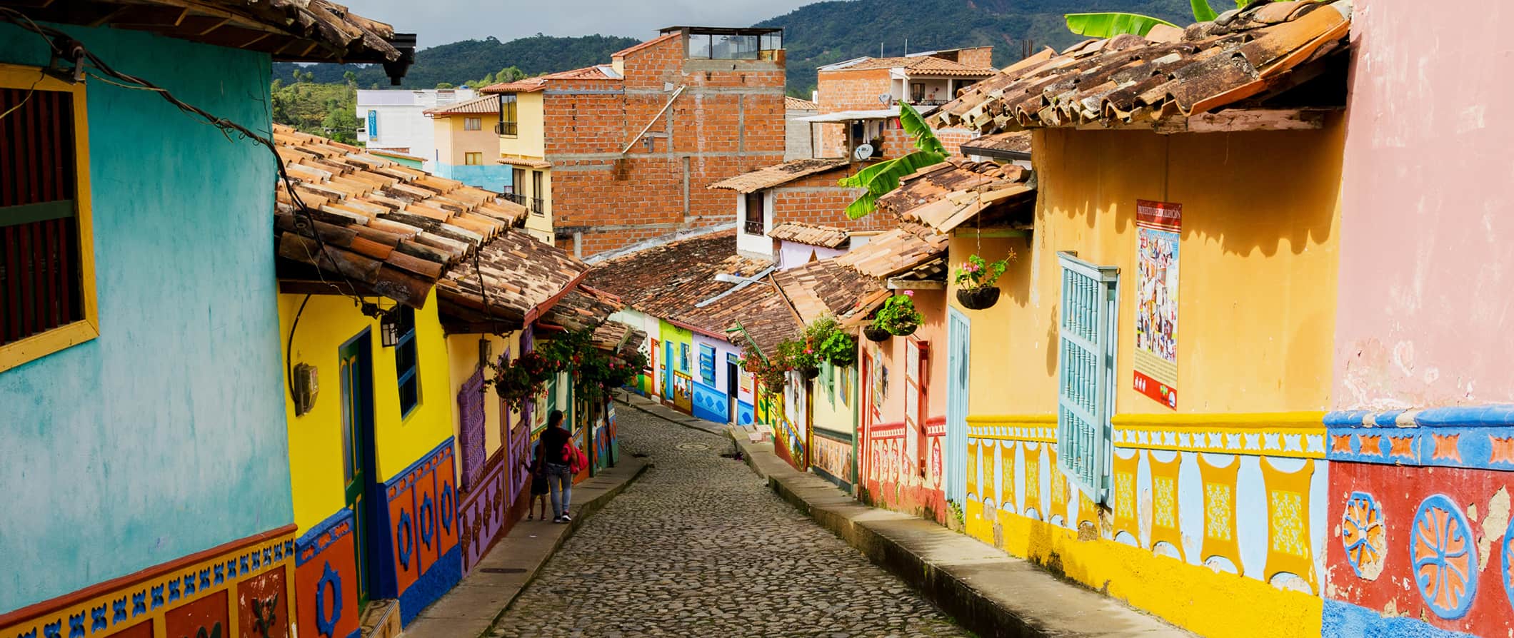 Pista mult i-colorida com vista para uma colina em Bogotá, Colômbia