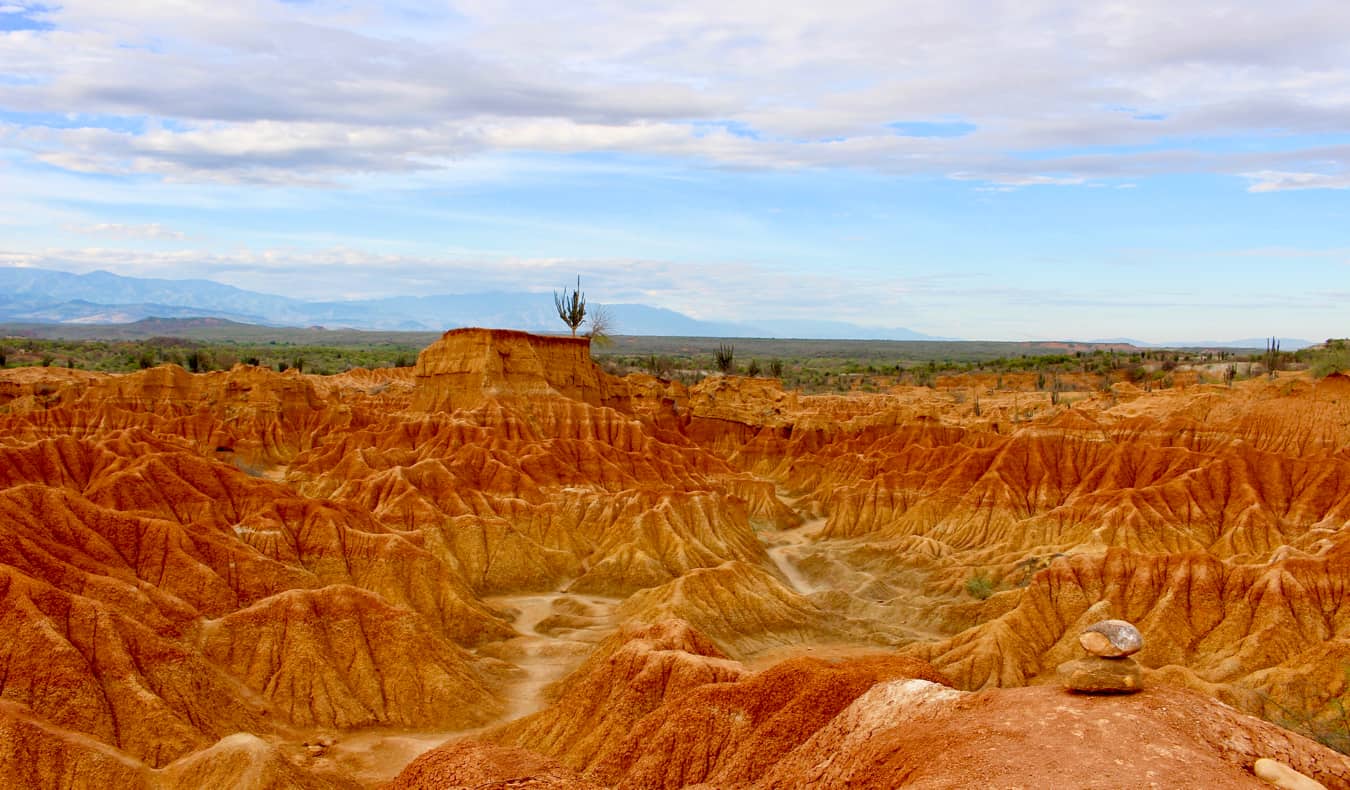 Cactos e areia vermelha brilhante no deserto de Tatacoa
