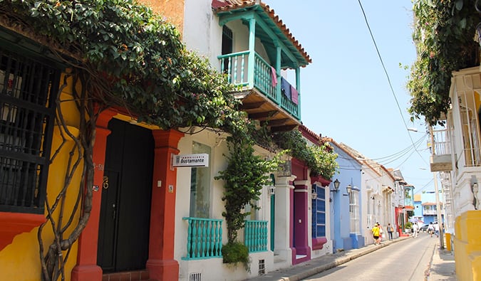 Casas e varandas coloridas em Cartagena, pintadas com cores vivas e decoradas com vegetação