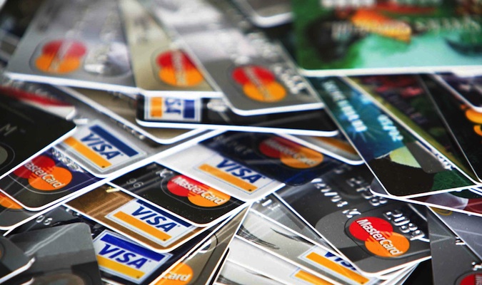 Muitos e muitos cartões de crédito em uma pilha
