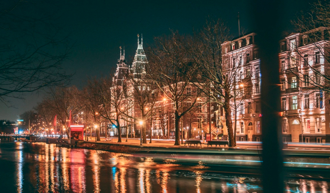 Ruas com touros e edifícios antigos de Amsterdã à noite