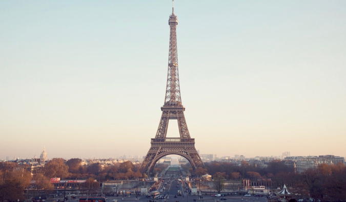 Torre Eiffel em Paris em um dia claro