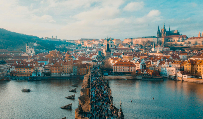 Ponte cheia de turistas em Praga